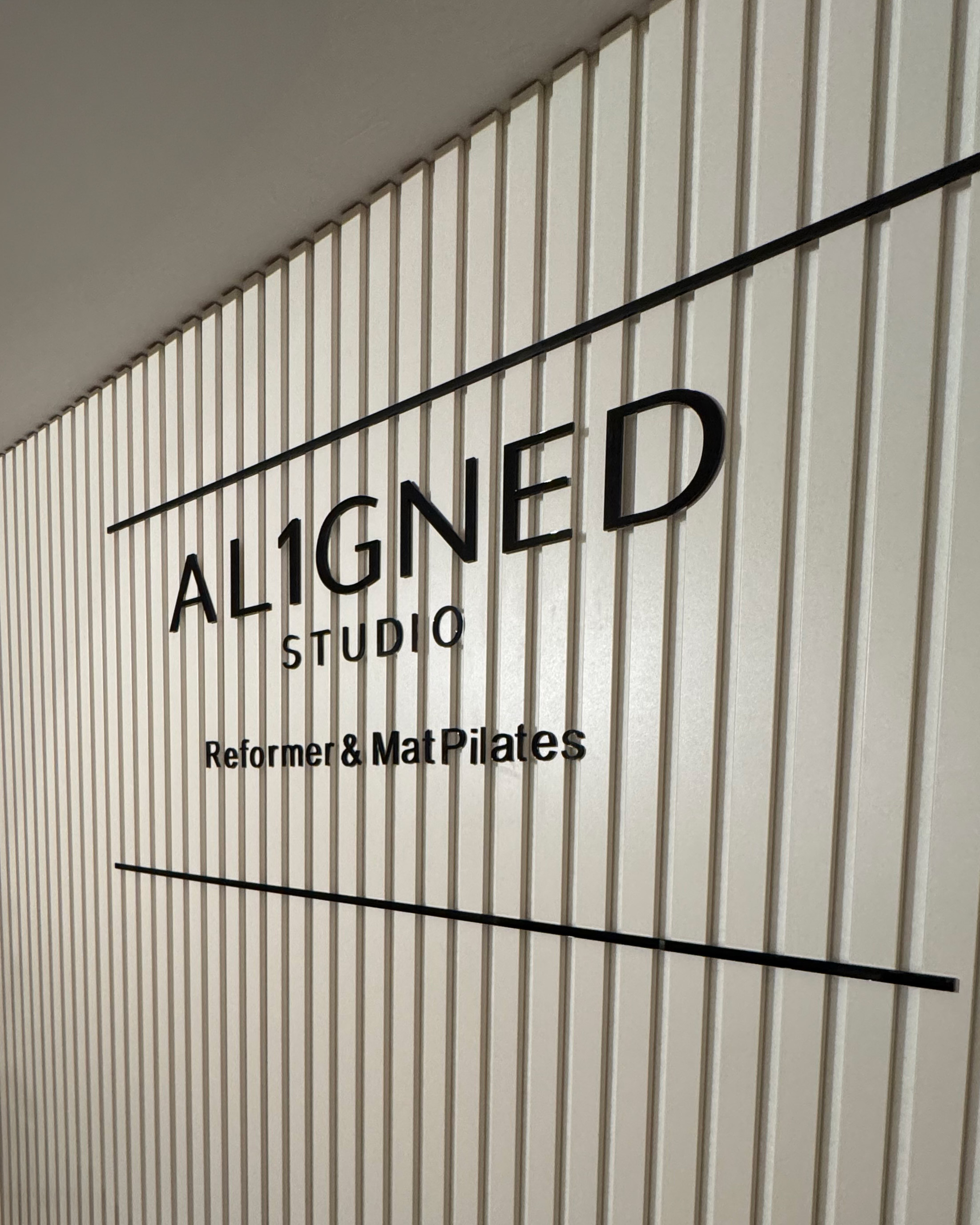 AL1GNED Studio Logo an der Wand