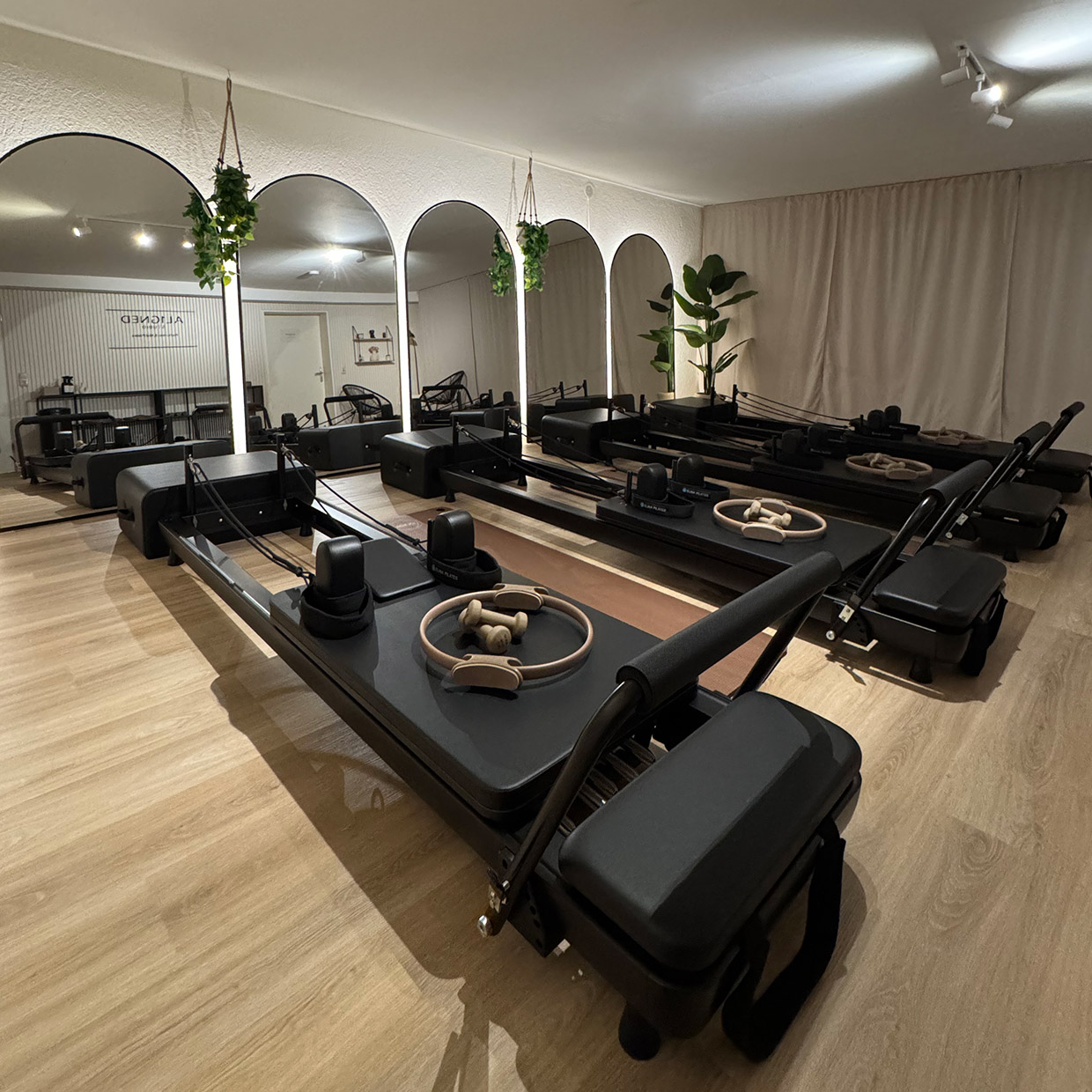 AL1GNED Studio in Wiesbaden Reformer Pilates Raum