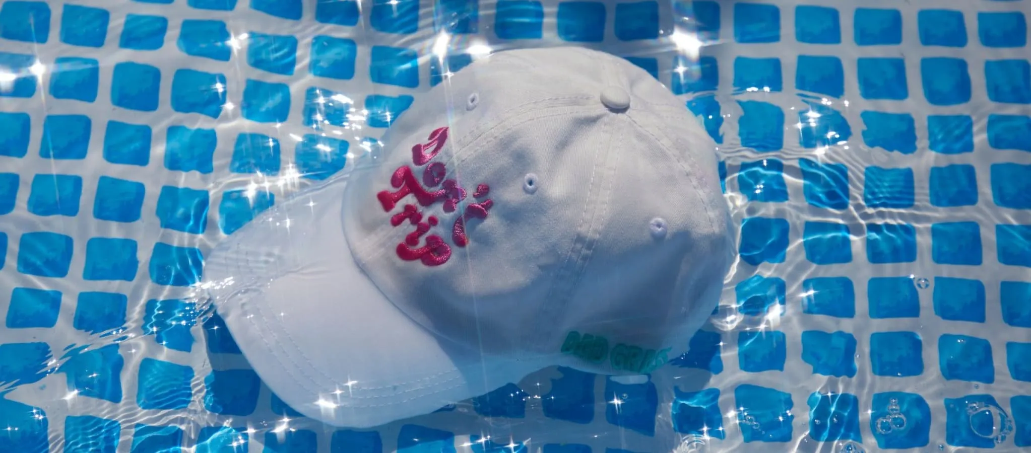 photo d'une casquette dans l'eau