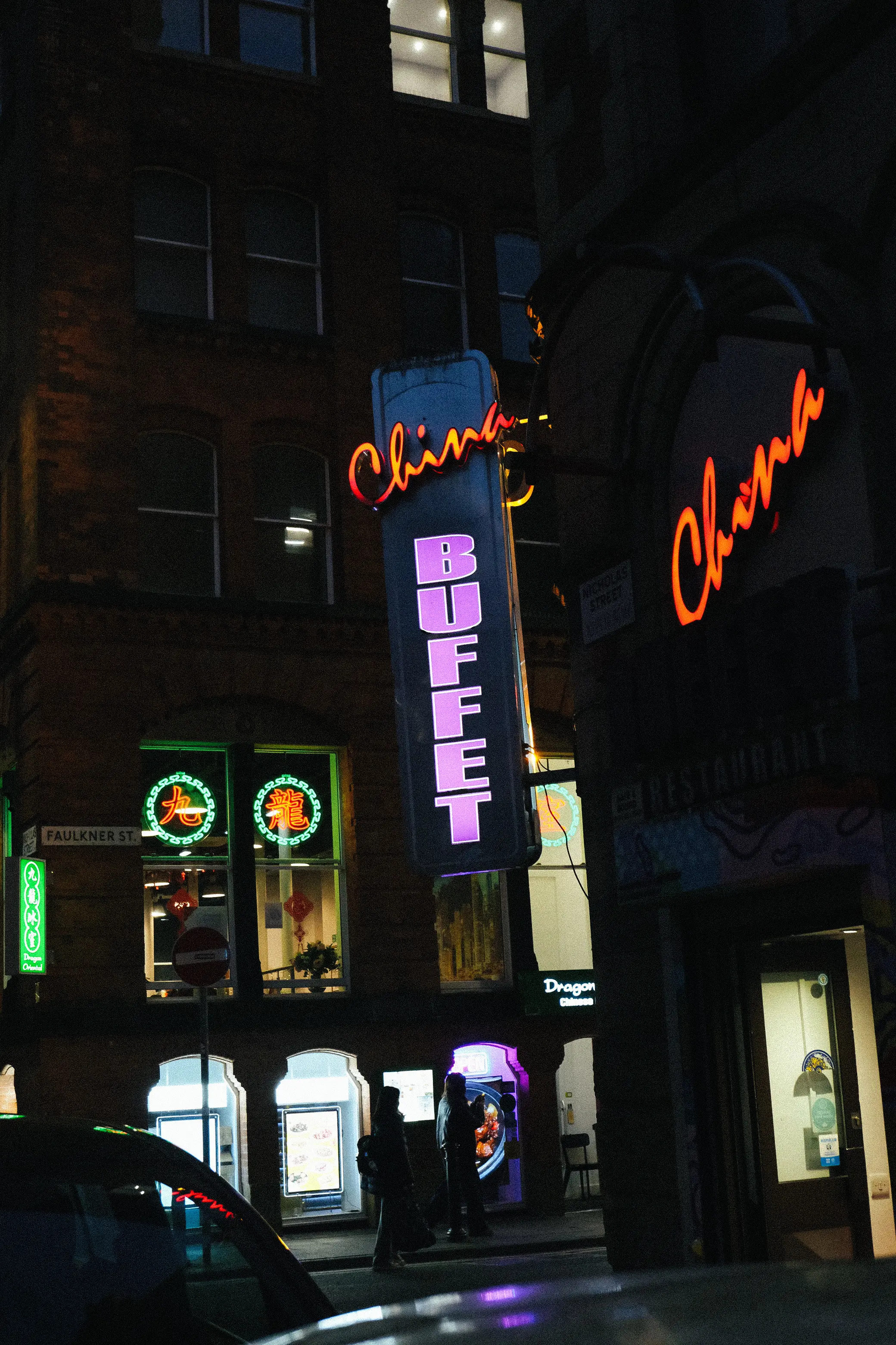 Surface en verre translucide ondulée avec dégradé de couleur bleue et blanche.