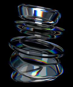 Empilement de lentilles de contact transparentes avec reflets irisés sur fond noir.