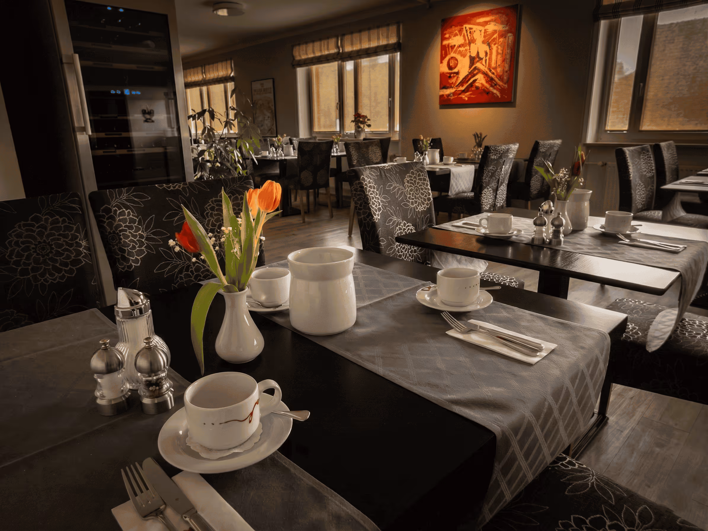 Elegantes und hochwertig ausgestattetes Esszimmer eines exklusiven Off-Market-Objekts, diskret vermittelt durch Montagna Immobilien.