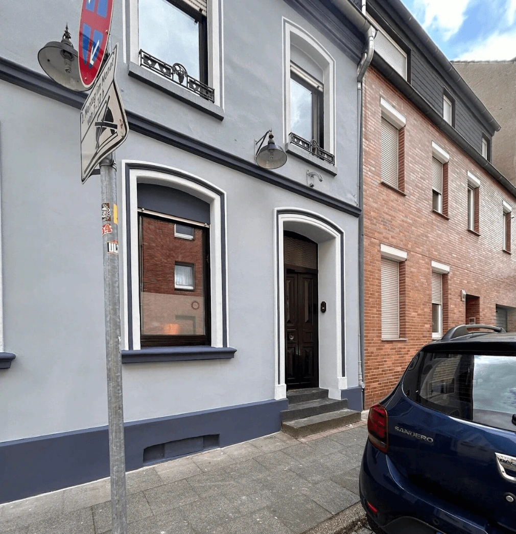 Vorher Zustand einer Hausfassade vor Sanierung und Renovierungsarbeiten
