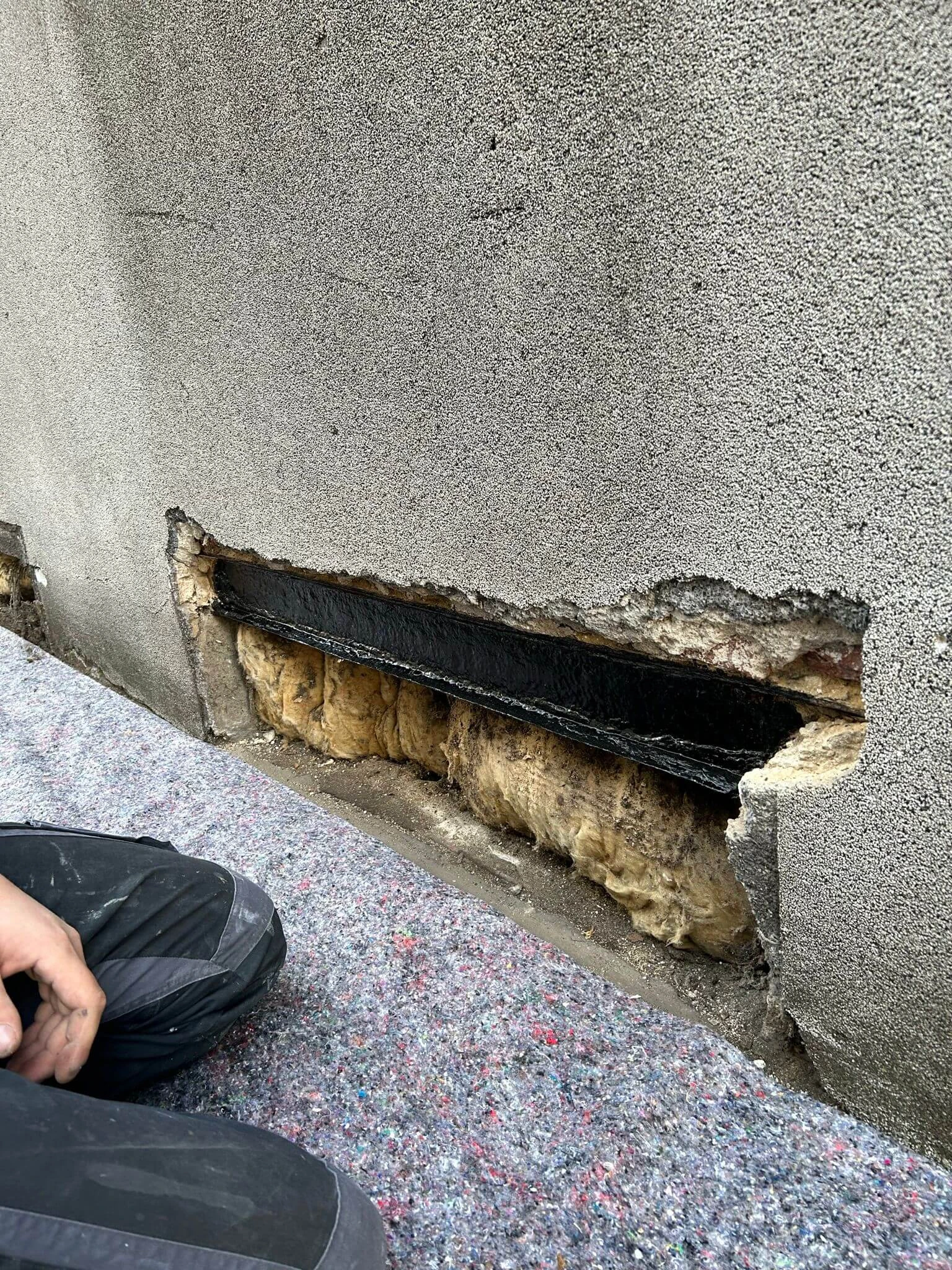 Fundamentabdichtung an einer Außenwand zur Vermeidung von Feuchtigkeitsschäden