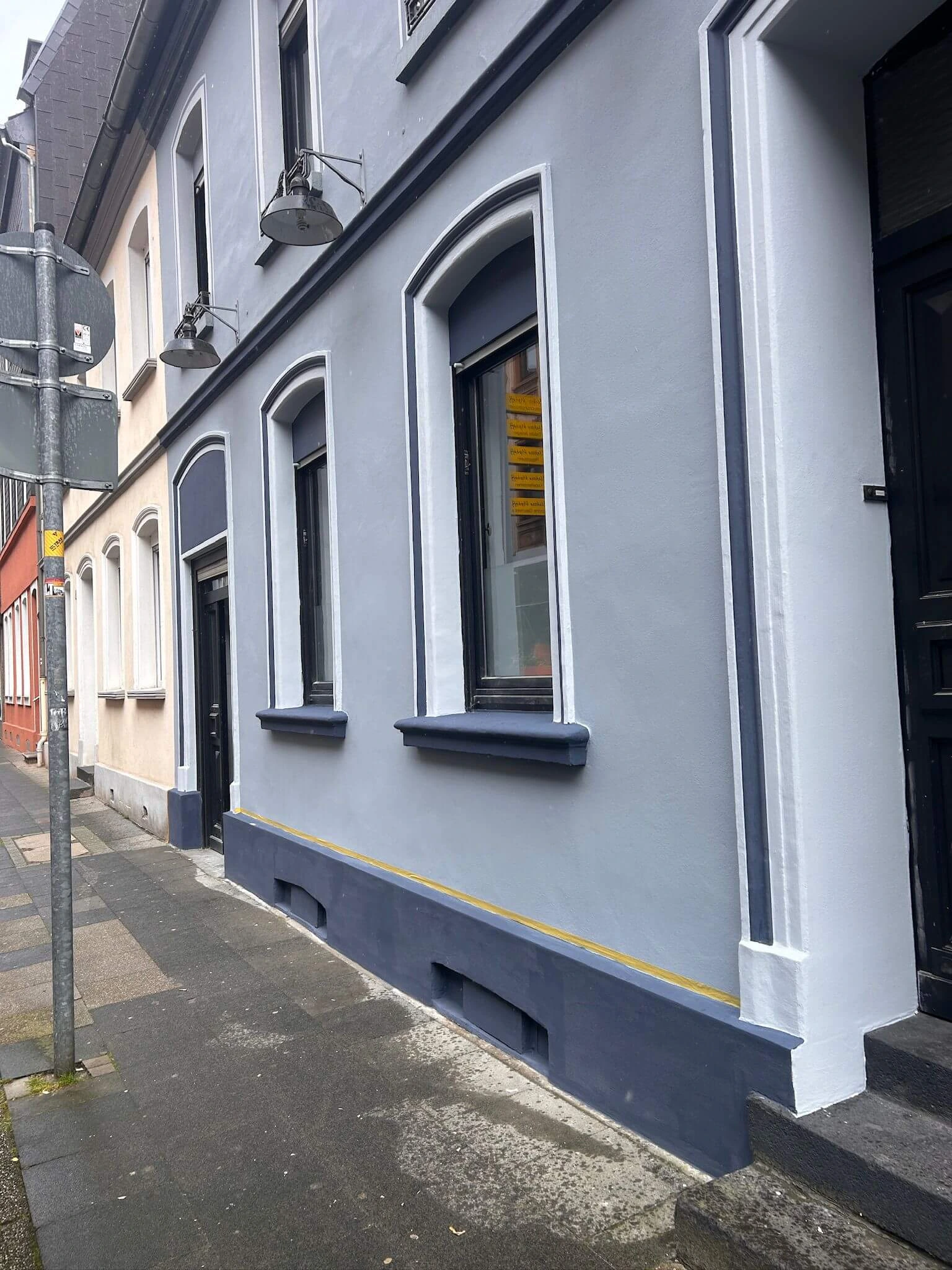 Vorher Zustand einer Hausfassade vor Sanierung und Renovierungsarbeiten 2