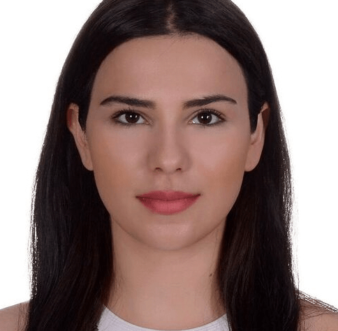 Düz siyah saçlı, açık tenli ve nötr ifadeye sahip genç kadın portresi.