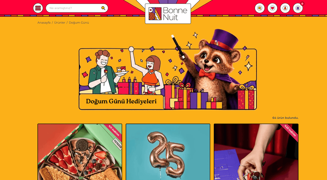 Bonne-Nuit-Kollektionsseite Geburtstagsgeschenke: Waschbär-Maskottchen mit Zauberhut, Geschenkboxen und reduzierte Produktkarten