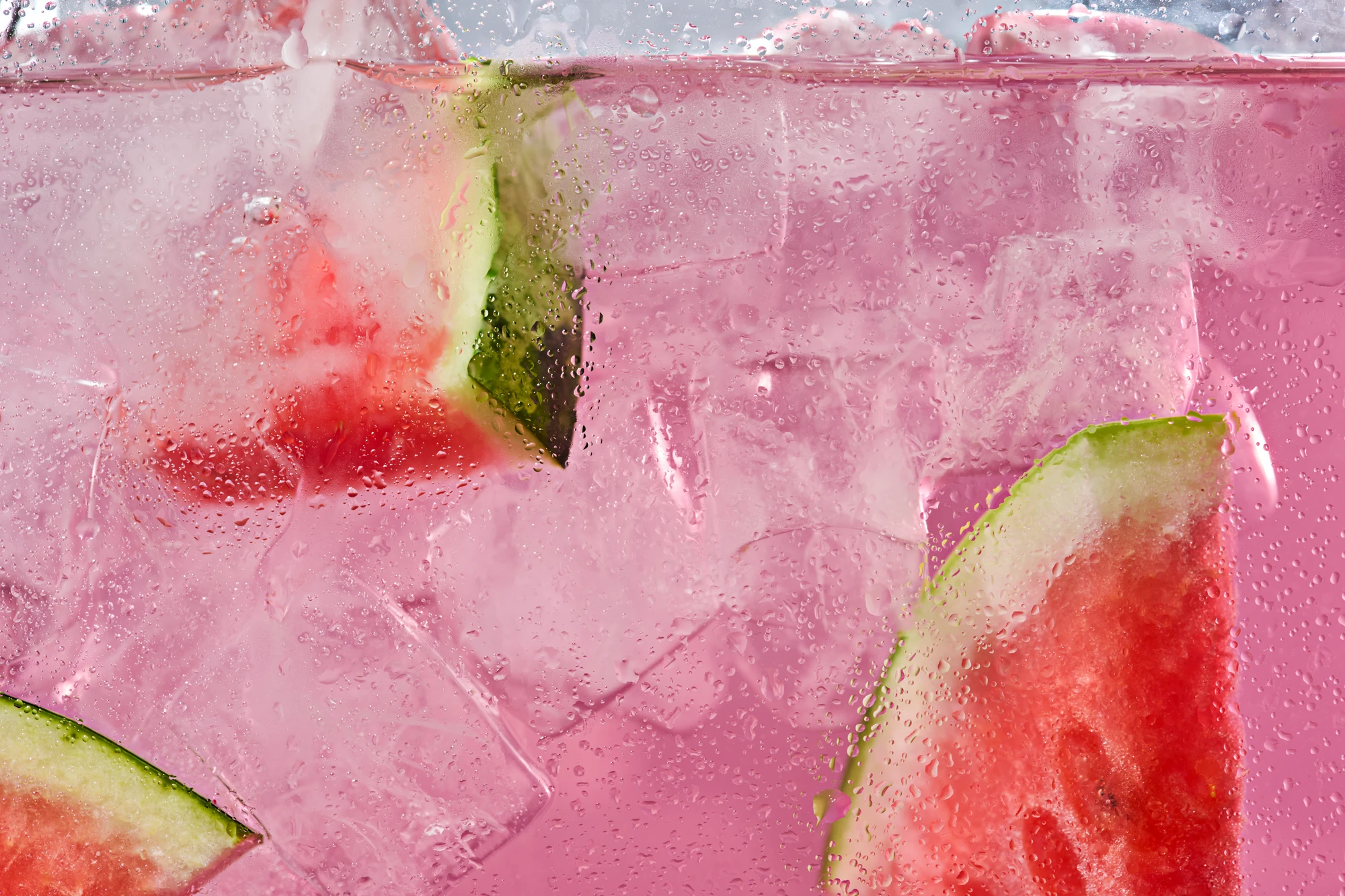 Foodfotografie für Hydraid: Nahaufnahme des Getränks mit Eiswürfeln und frischer Wassermelone -Food photography for Hydraid: close-up of the drink with ice cubes and fresh watermelon