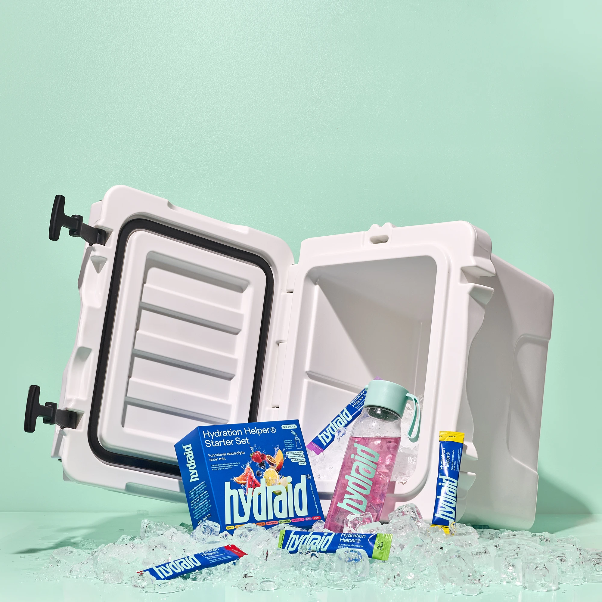 Stillleben-Fotografie für Hydraid: Hydration Helper Sticks und Trinkflasche mit Eiswürfeln als Flatlay - Still life photography for Hydraid: Hydration Helper sticks and water bottle with ice cubes as a flat lay
