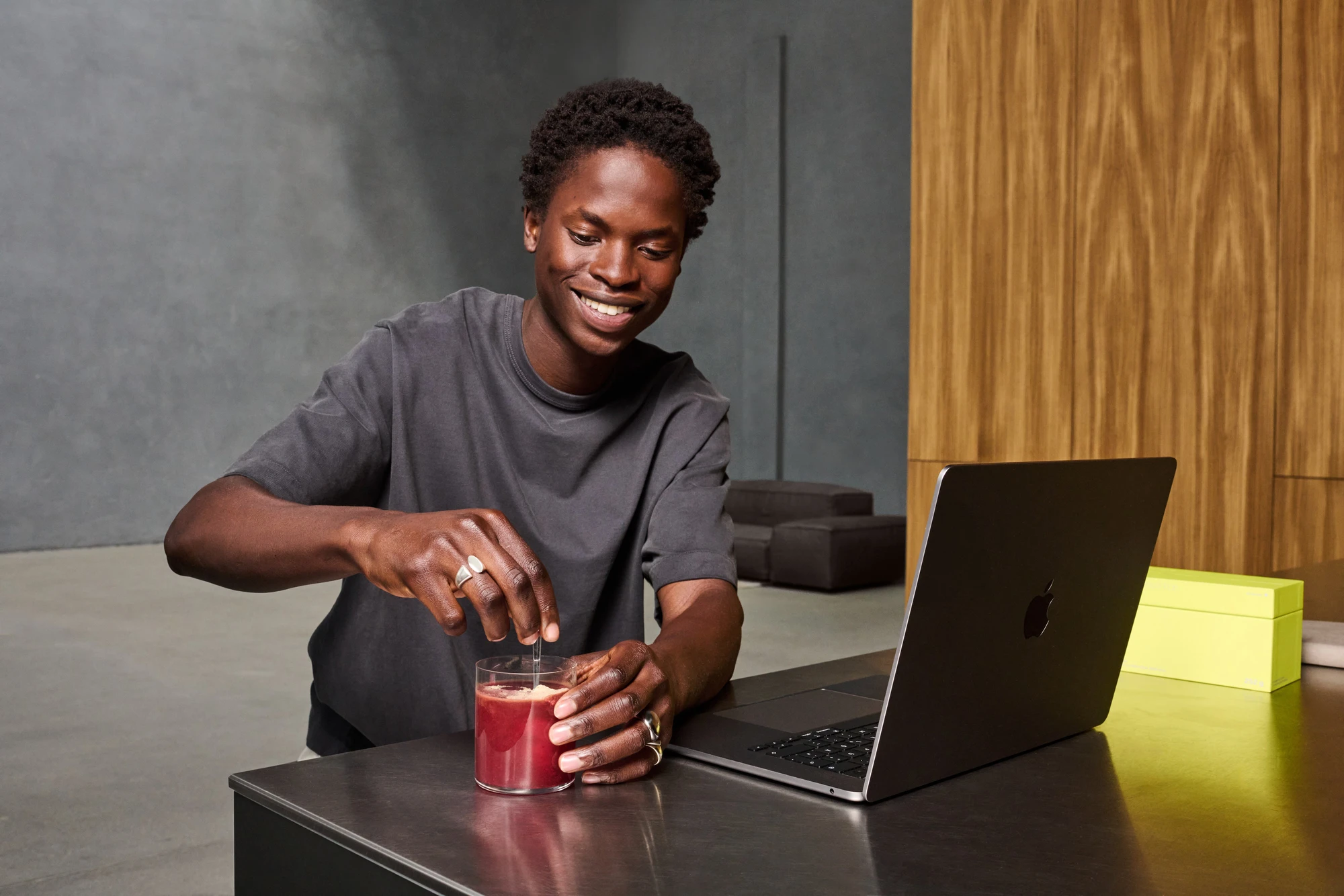 Lifestyle-Fotografie für Superum: Mann rührt Smoothie mit Nahrungsergänzung im Homeoffice | Lifestyle photography for Superum: man stirring a smoothie with the supplement in a home office
