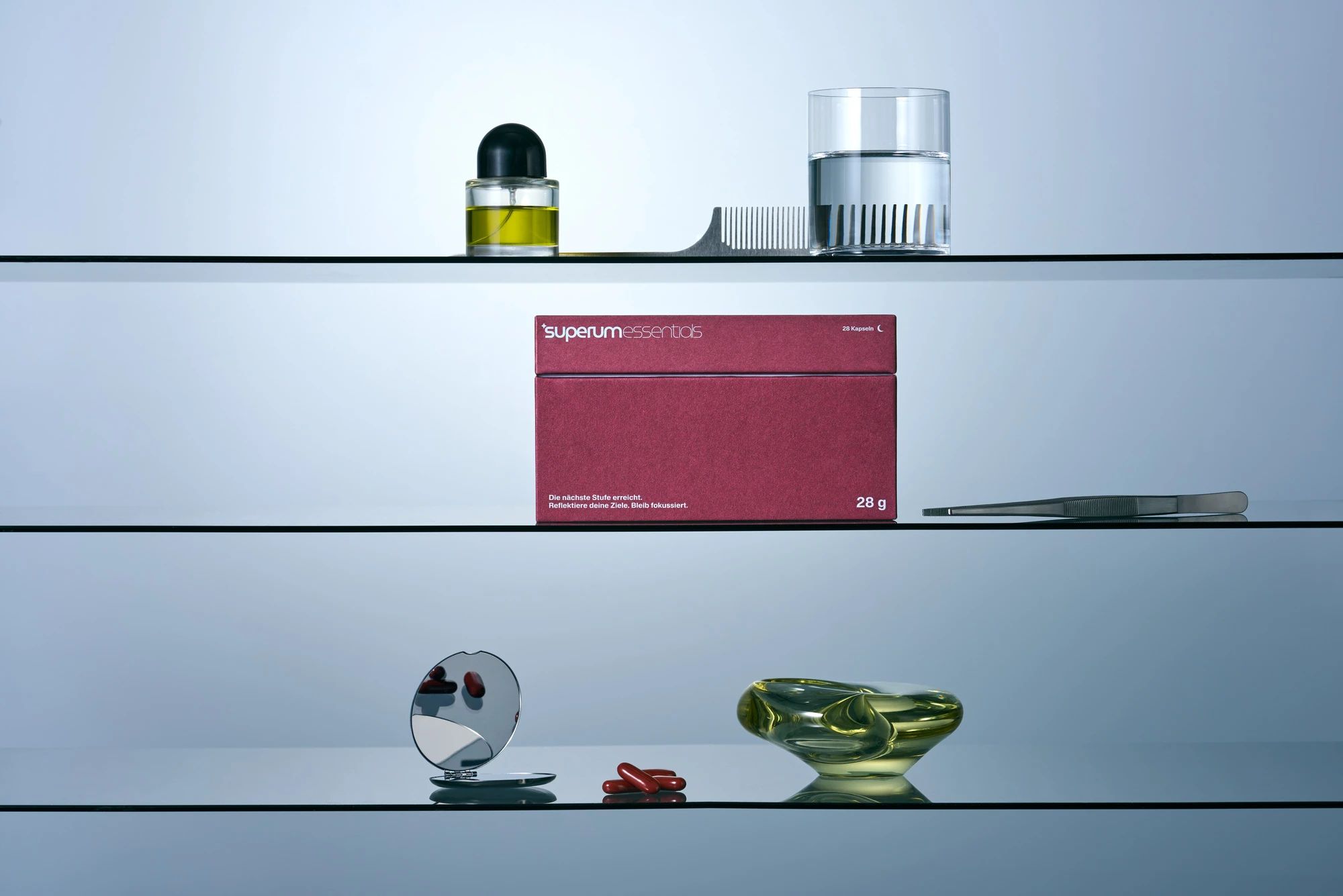 Stillleben-Fotografie für Superum: Produktbox mit Kapseln im Badezimmerregal inszeniert | Still life photography for Superum: product box with capsules styled on a bathroom shelf