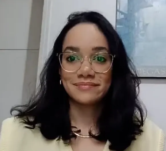 Portrait of Mariana, Customer Service Representative from Brazil