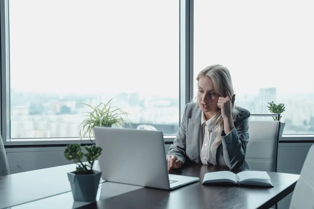 A woman explains something to her virtual assistant during a video call