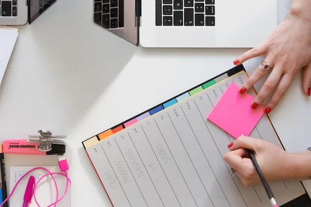 Writing social media goals on a post-it