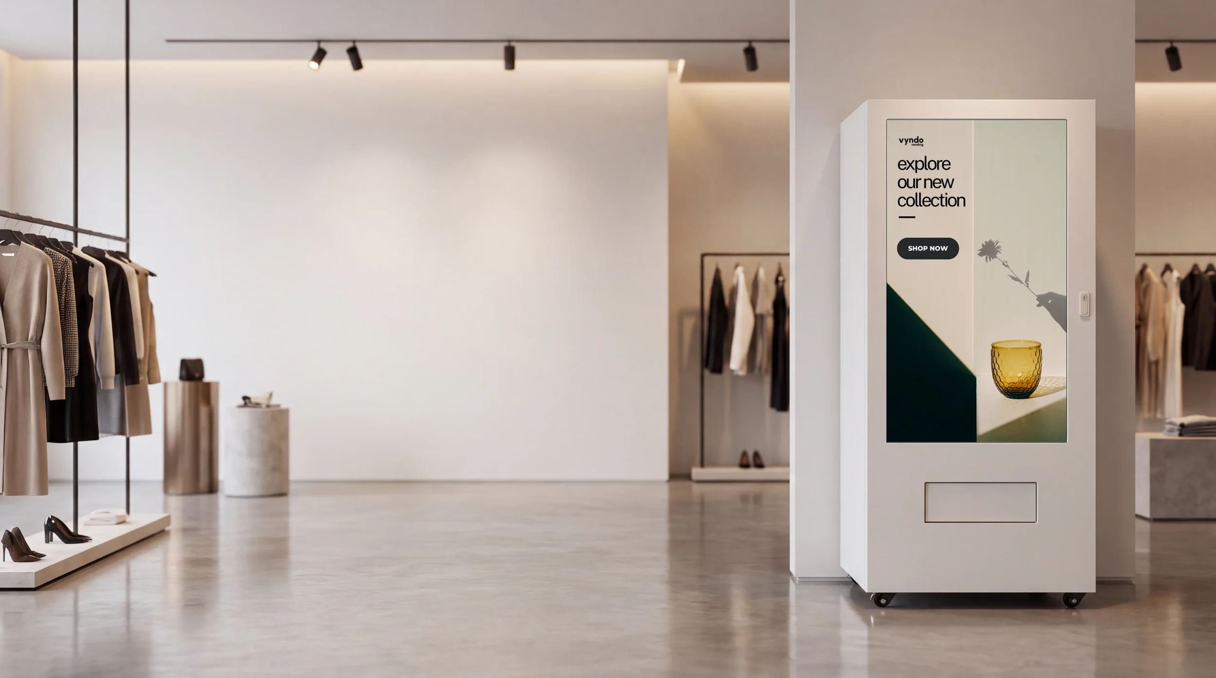 Weißer Verkaufsautomat mit Touchscreen-Werbung „explore our new collection“ in einer Modeboutique
