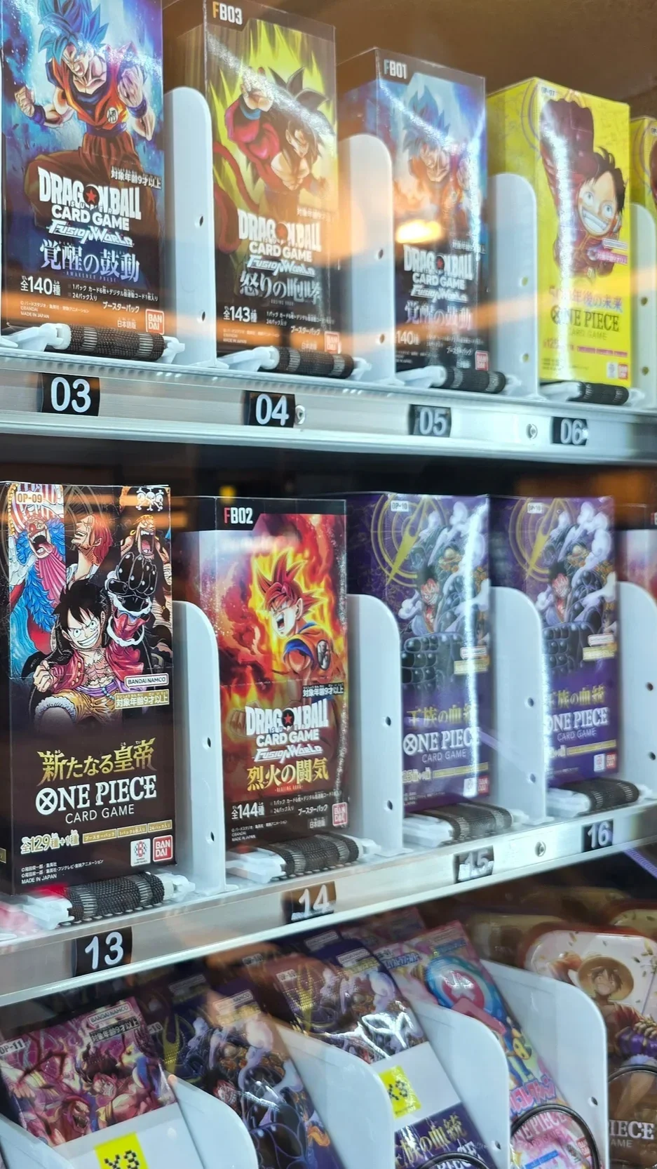 Verkaufsautomat mit Dragon Ball und One Piece Sammelkarten-Boxen in nummerierten Fächern