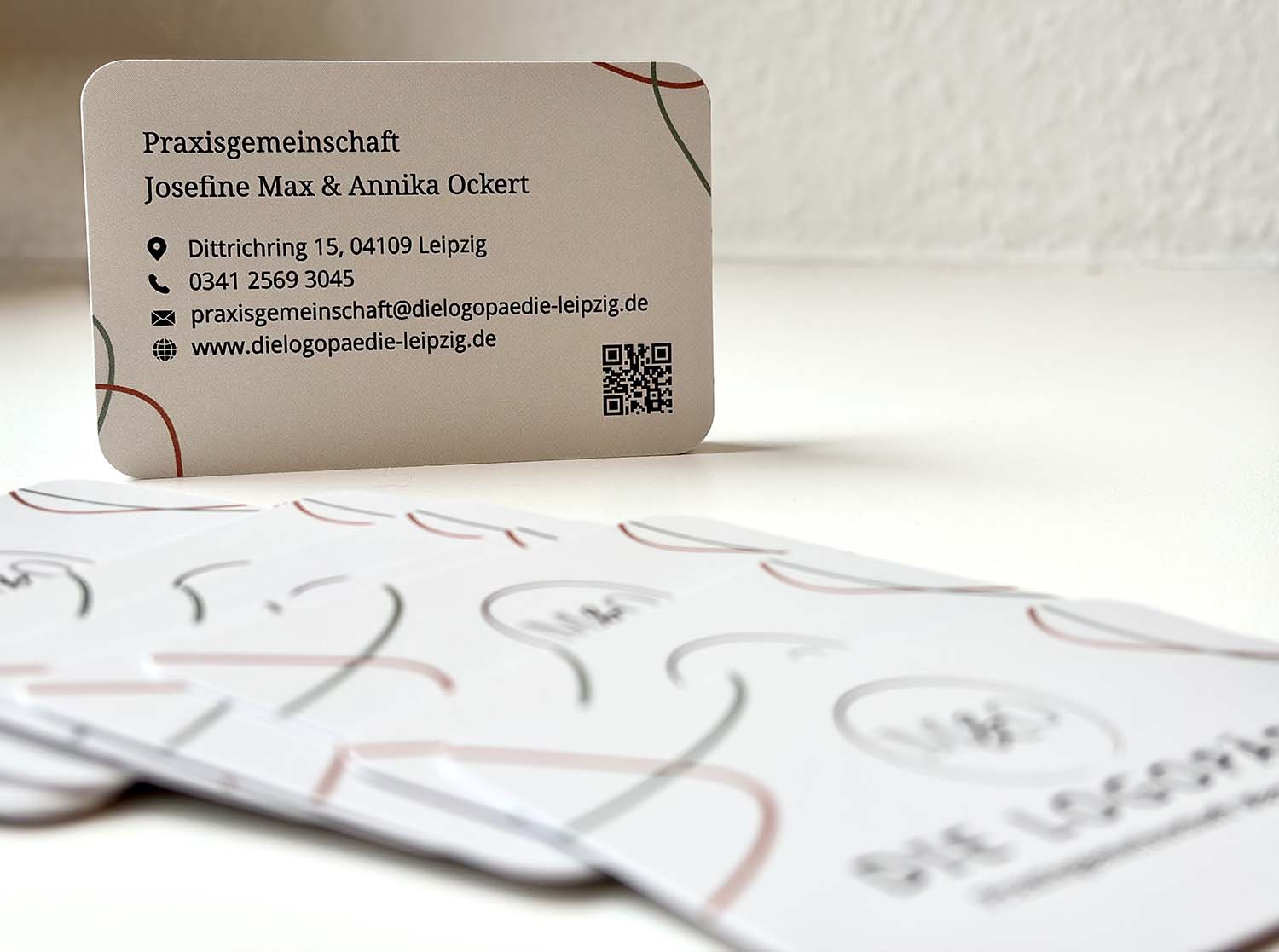 Visitenkarte der Praxisgemeinschaft Josefine Max & Annika Ockert mit Adresse, Telefonnummer, E-Mail und Webseite in Leipzig.