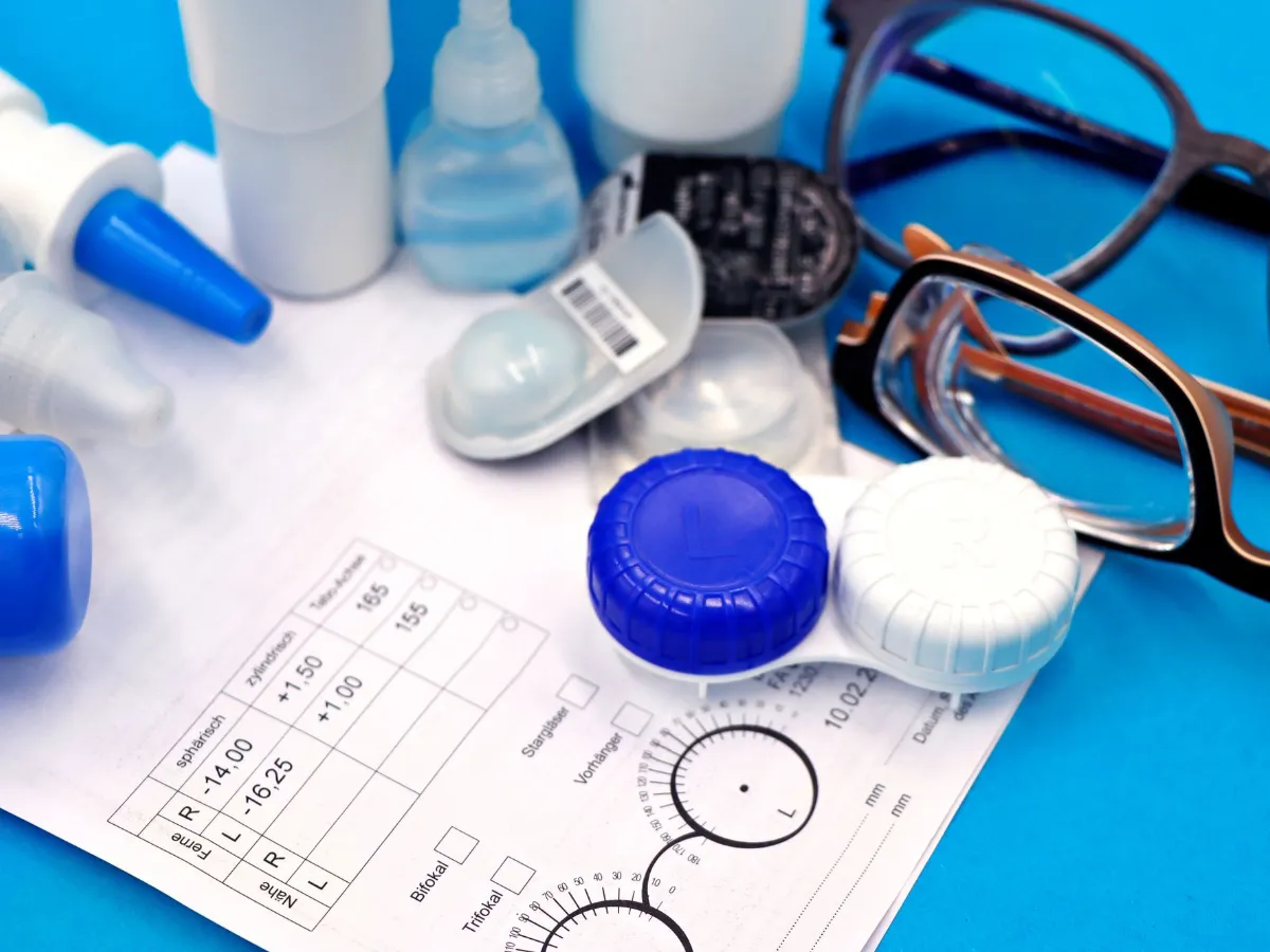 Contact lens case, trial lenses, and a contact lens prescription