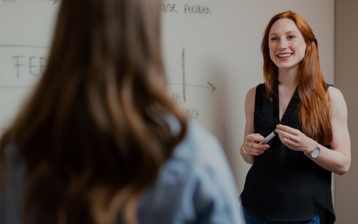 femme qui forme une personne