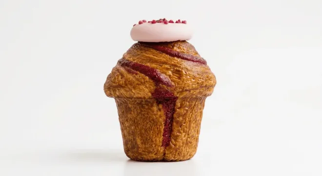 Starbucks Raspberry & White Chocolate Cruffin, laminated cruffin with raspberry swirls and a white chocolate topping, nutrition and calories