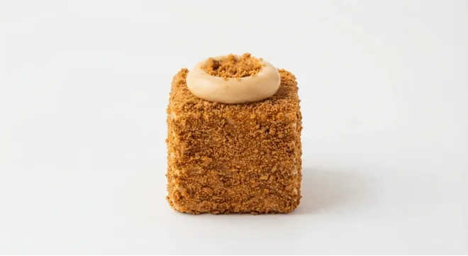 Starbucks Caramelised Biscuit Cake Cube, caramelised biscuit sponge cake cube topped with biscuit cream, nutrition and calories