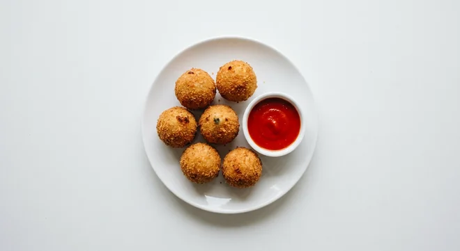 Zizzi Double Mozzarella Arancini, six golden crumbed mozzarella risotto balls with a Calabrese dip, nutrition and calories