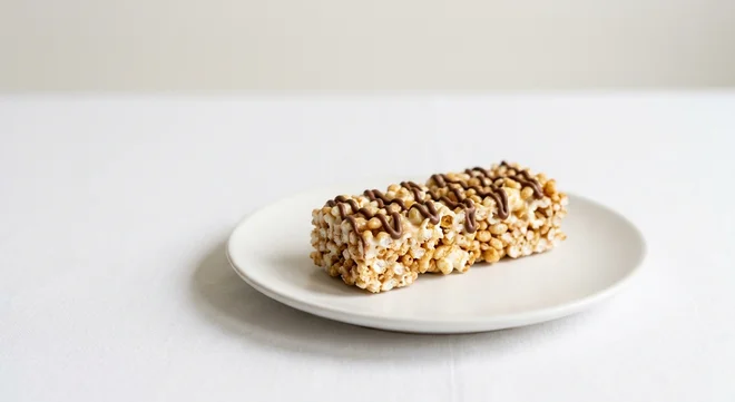 Pret A Manger Popcorn Bar, popcorn and chocolate bar on a white plate, nutrition and calories