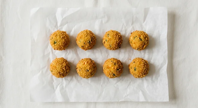 Burger King US Jalapeño Cheddar Bites (8 piece), eight breaded jalapeño cheddar bites on white paper, nutrition and calories