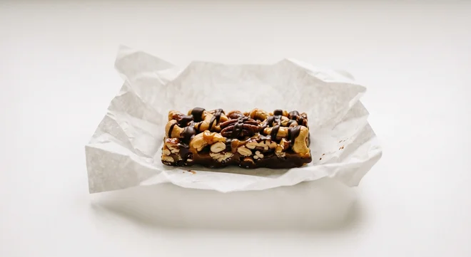 Starbucks US KIND Salted Caramel & Dark Chocolate Nut Bar, unwrapped cashew and pecan nut bar with dark chocolate, nutrition and calories
