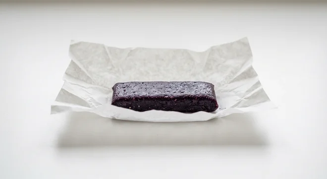 Starbucks US That's It Apple + Blueberry Bar, unwrapped deep purple apple blueberry fruit bar, nutrition and calories