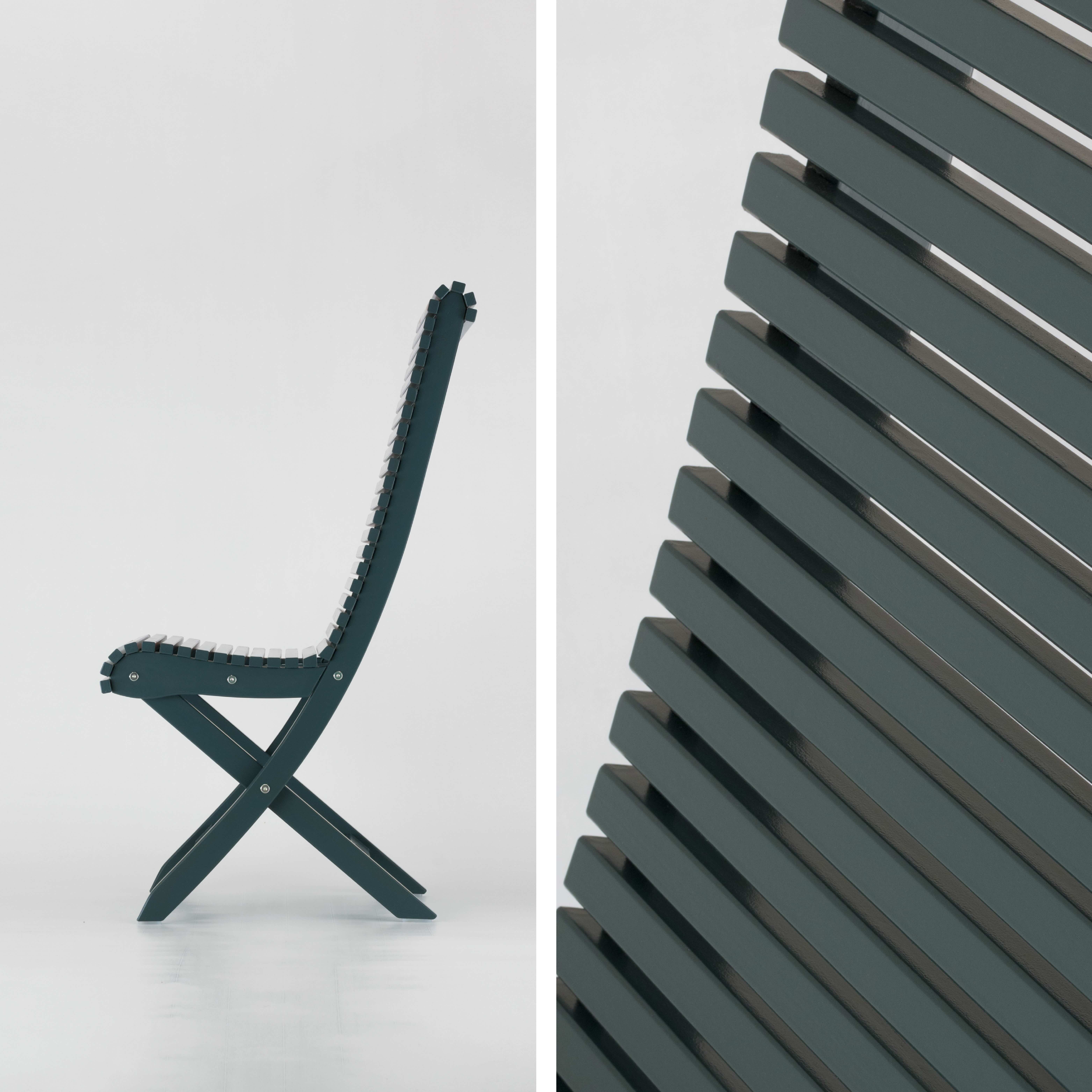 Handmålad utemöbel i gröngrå kulör från Gåsens Lada Utemöbler