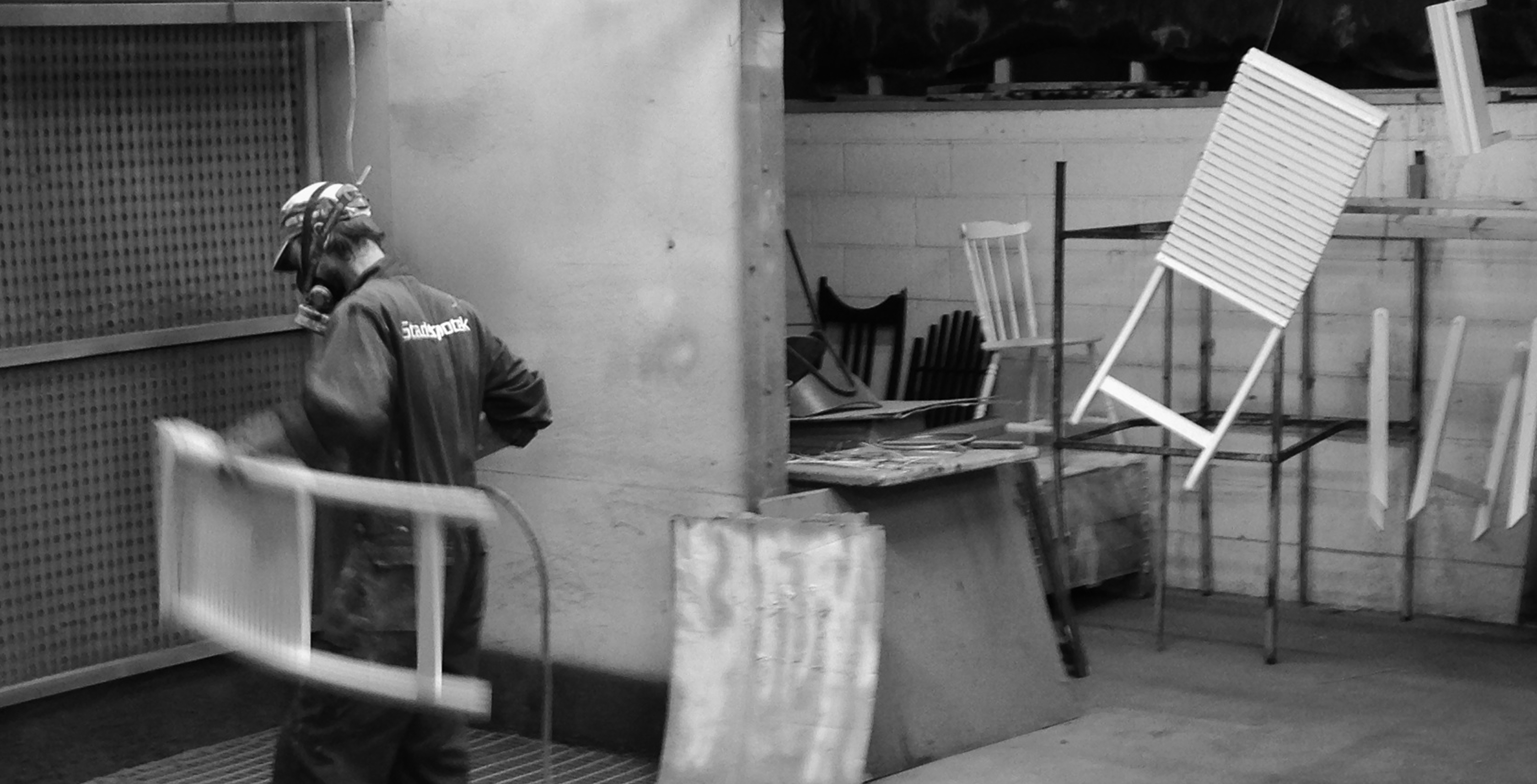 Nils målar en trästol för hand i ateljen