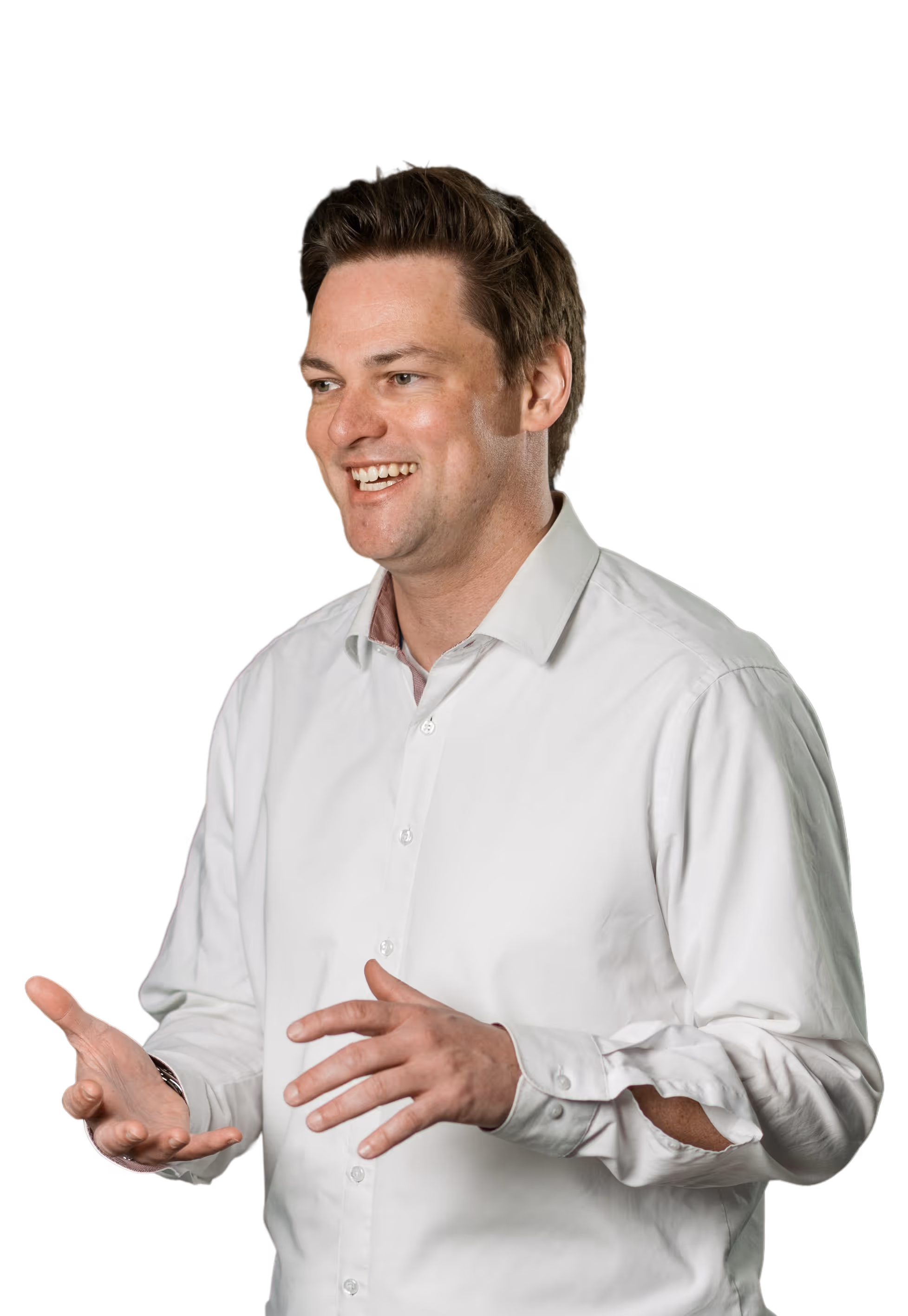 Tino Hillemeyer lächelt und gestikuliert beim Sprechen.