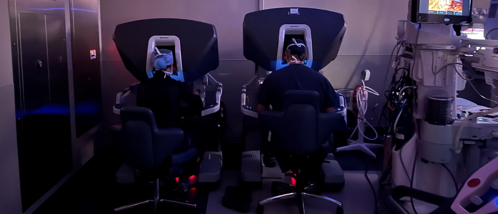 NorthStar Surgery surgeons operating from dual da Vinci consoles in the operating room