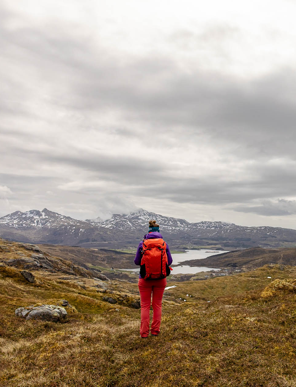 Marina Kraus beim Wandern auf den Lofoten, Norwegen.