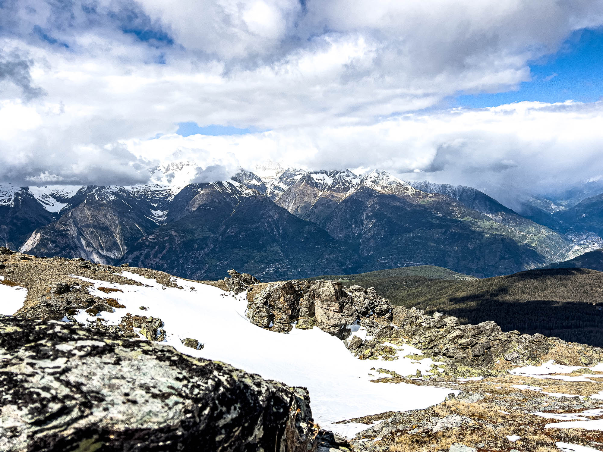 Rundblick geniessen, bis hinunter ins Rhônetal.