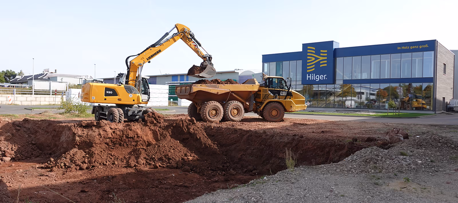 Fundamentarbeiten und ein Bagger sind zu sehen