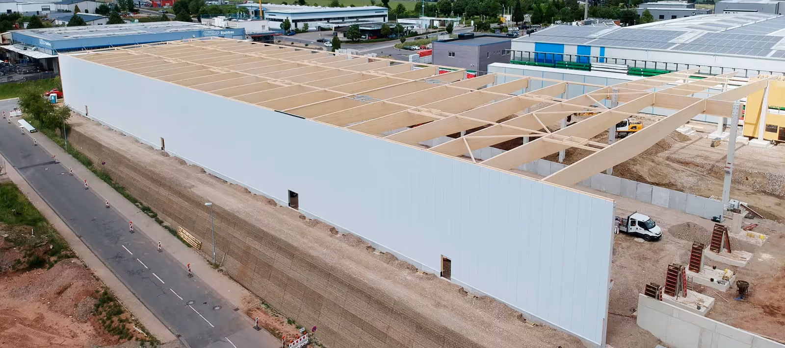Baufortschritt der neuen Holzlagerhallen 5 und 6 am Standort von Hilger Holz