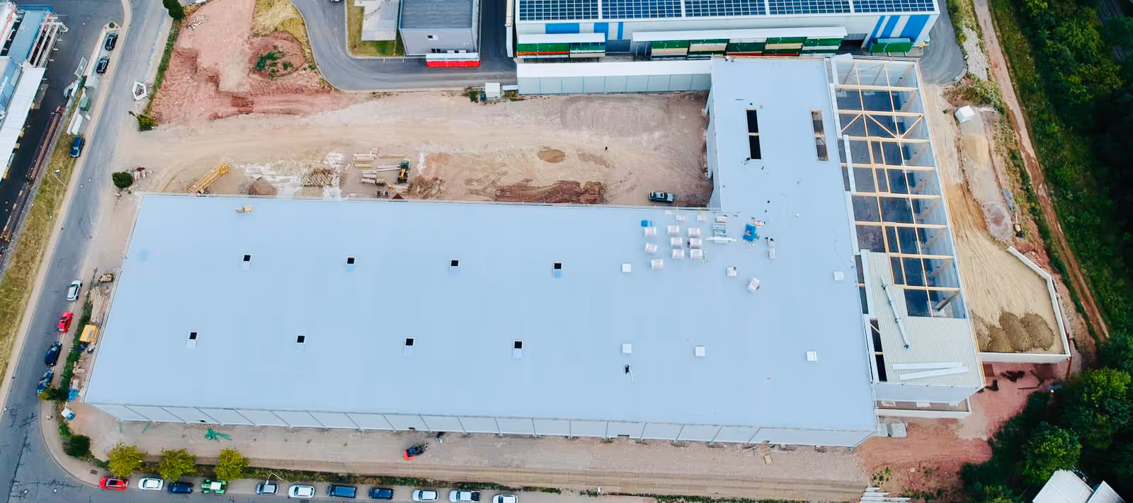 Rohbau und Dachkonstruktion der neuen Lagerhallen bei Hilger Holz in Kall