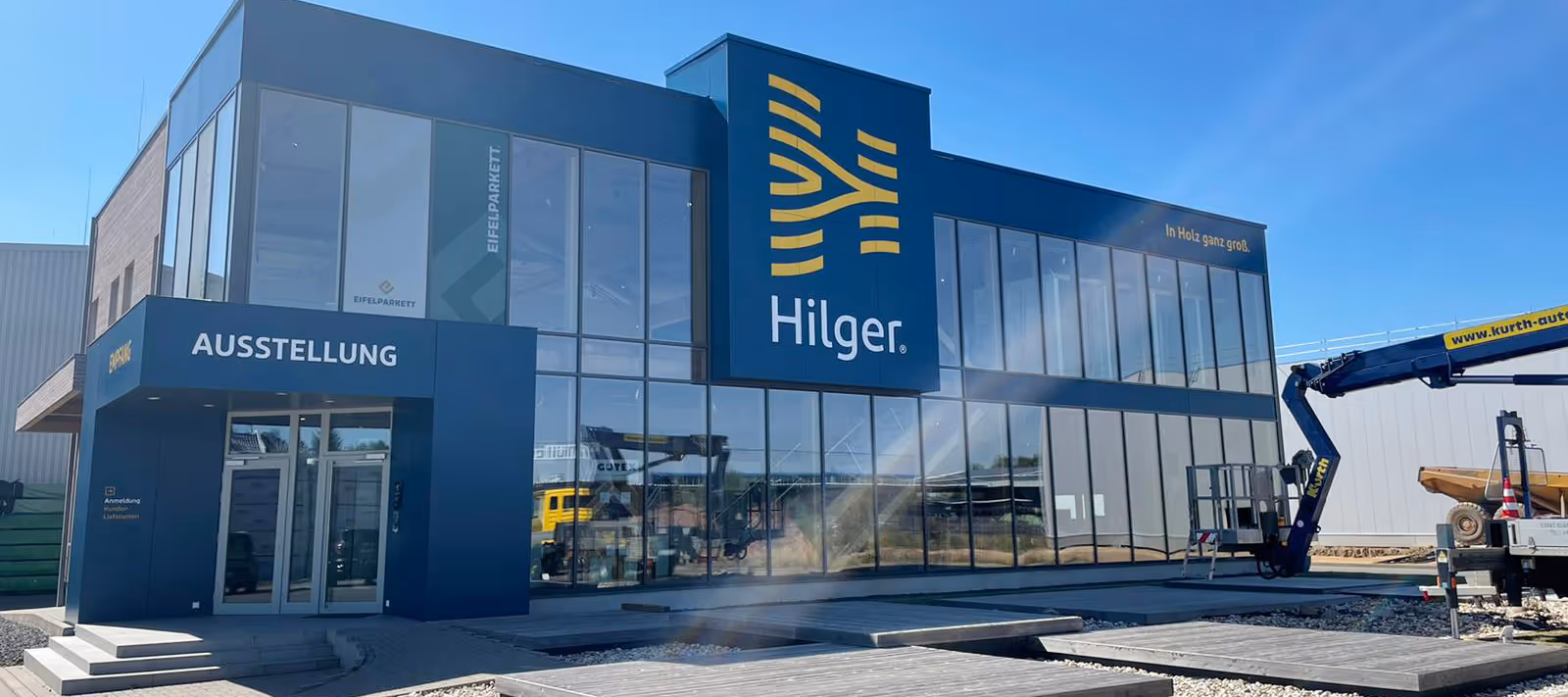 Das neue Firmenlogo ist auf dem Bürogebäude außen zu sehen