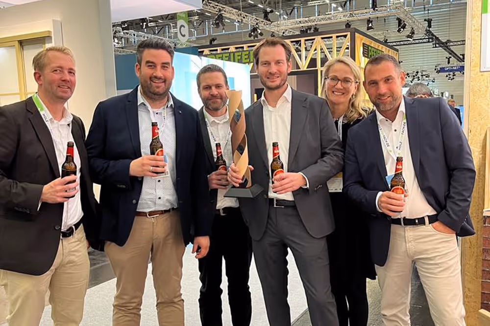 Martin Hilger ist mit Kollegen auf der Messer zu erkennen beim Woody Award 2023