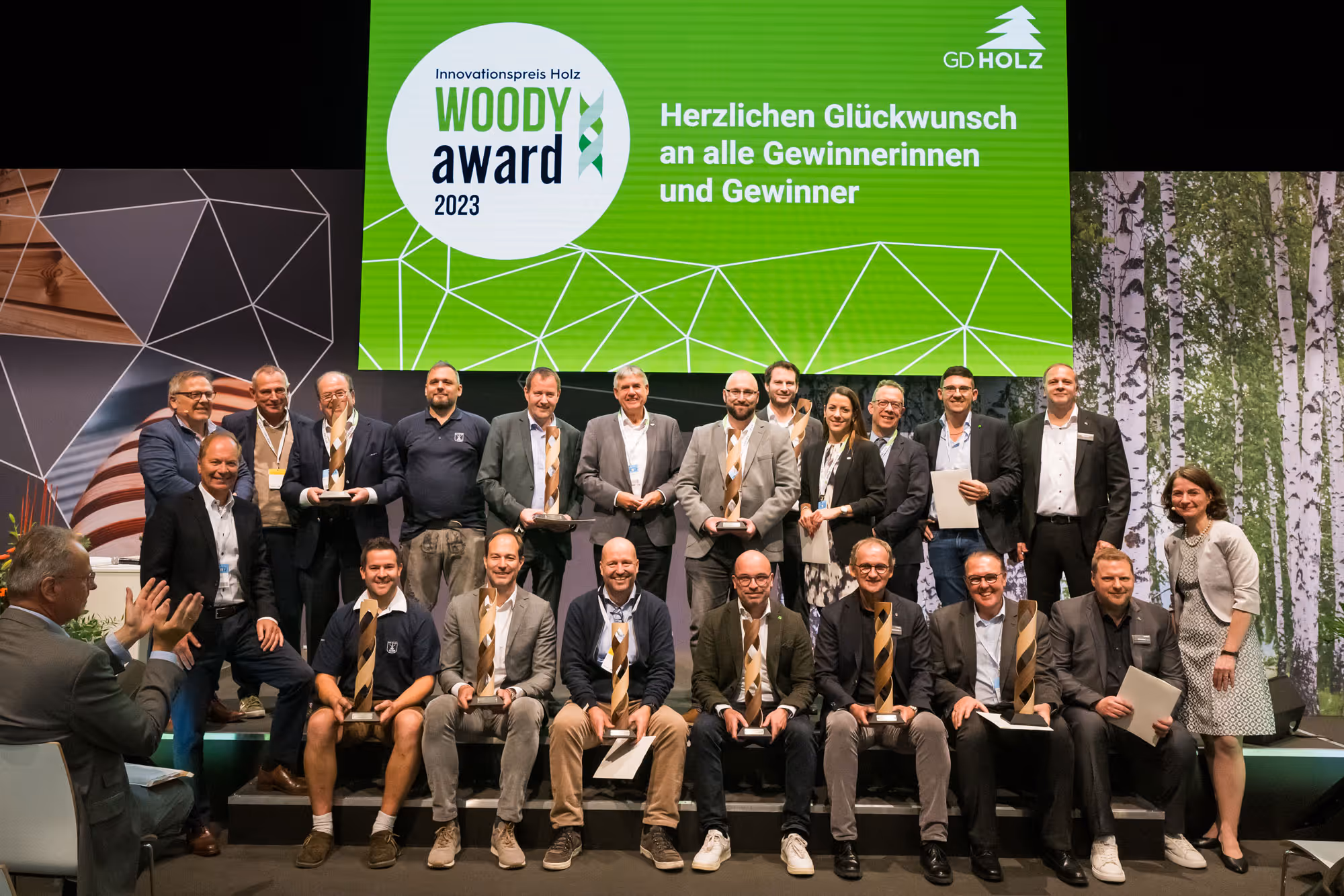Es ist ein Gruppenbild vom Woody Award 2023 zu sehen mit vielen Personen drauf.