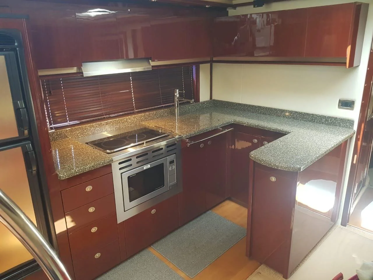 6906025