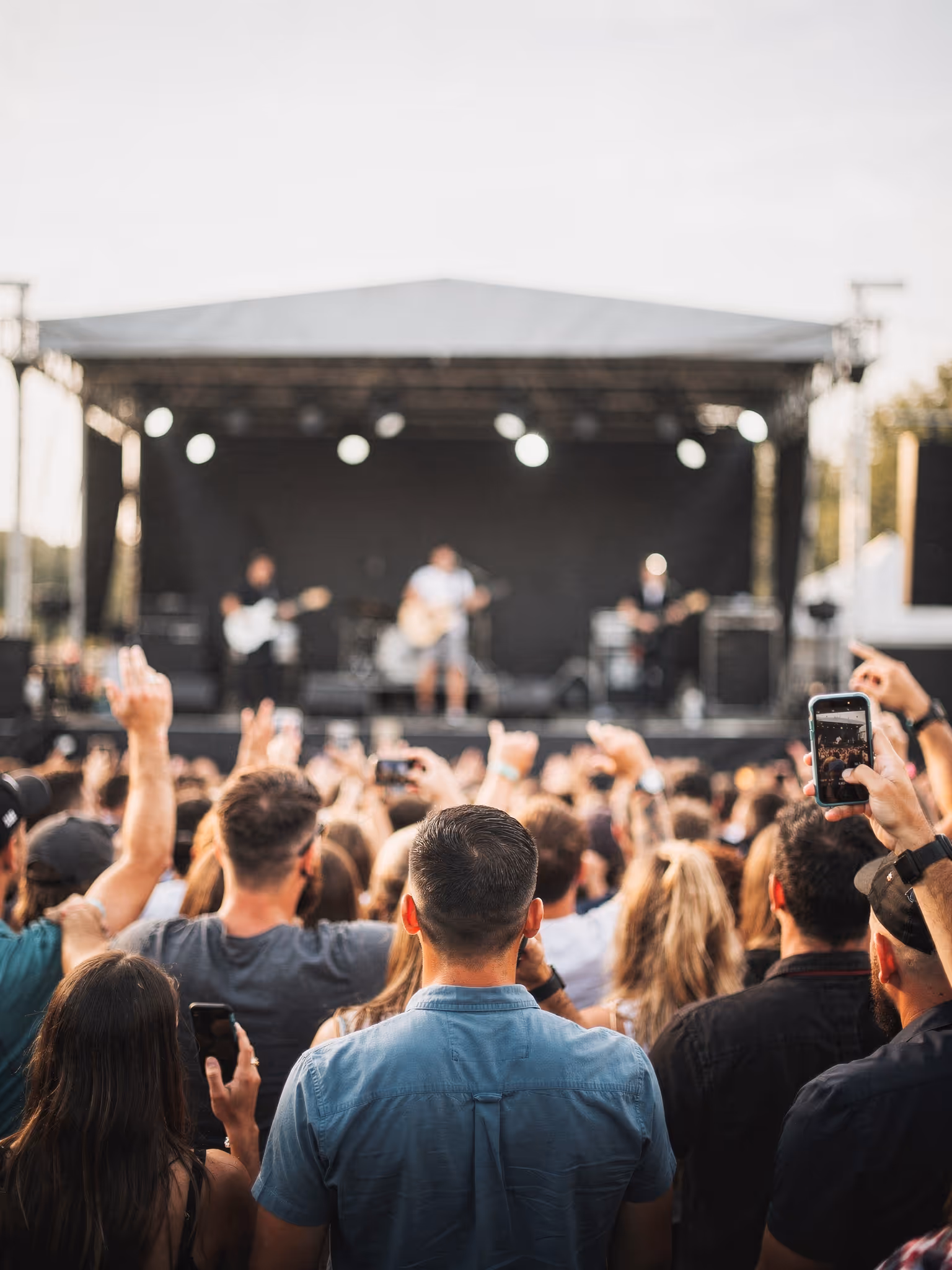 Une équipe de marketing des réseaux sociaux discute d'un plan d'agrégation des réseaux sociaux pour les agences