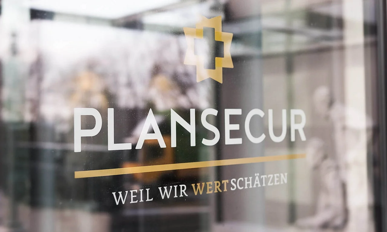 Fenster mit Plansecur-Logo und Slogan "Weil wir Wertschätzen"