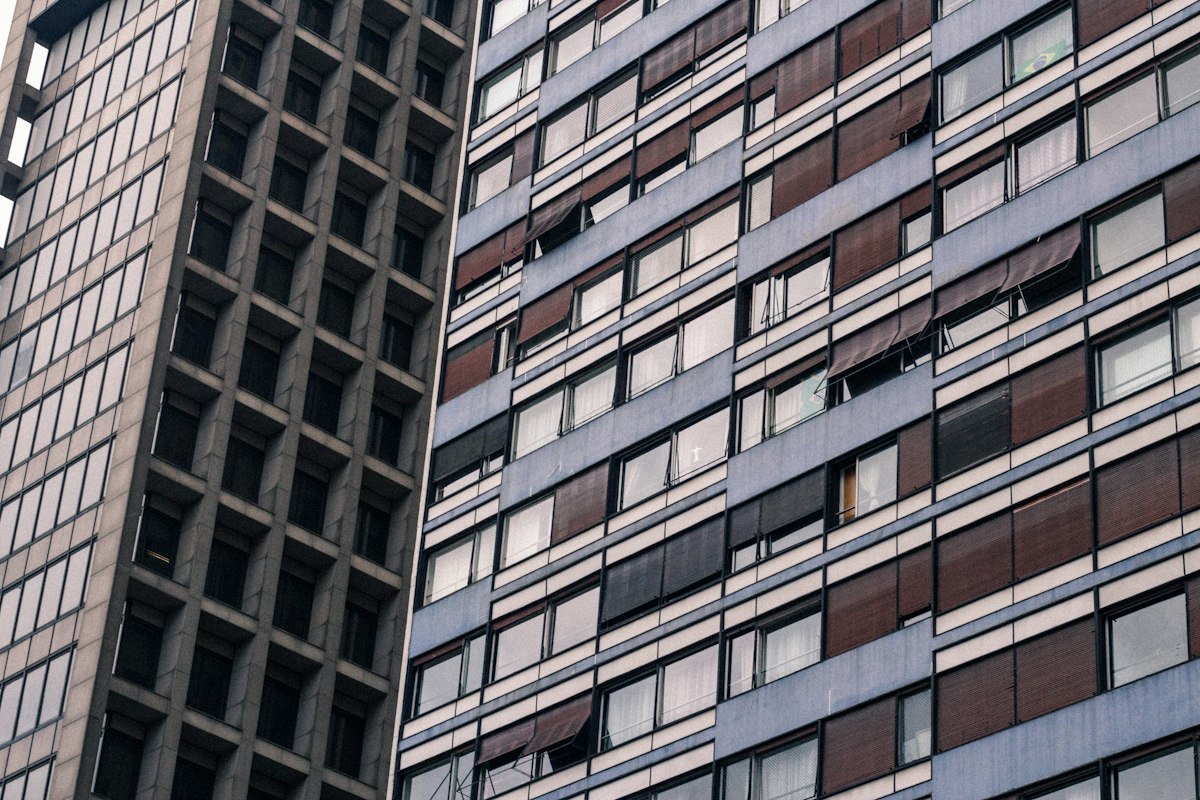 Torres de escritórios em São Paulo vistas de baixo