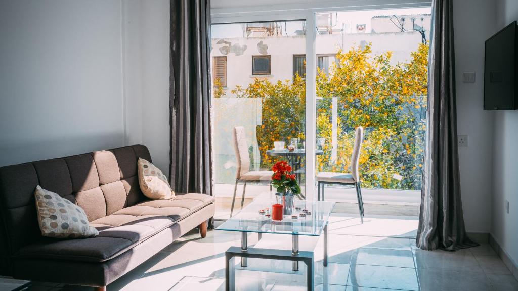 image of successful event (outdoor garden party)