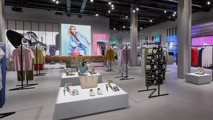 Virtual showroom for fashion