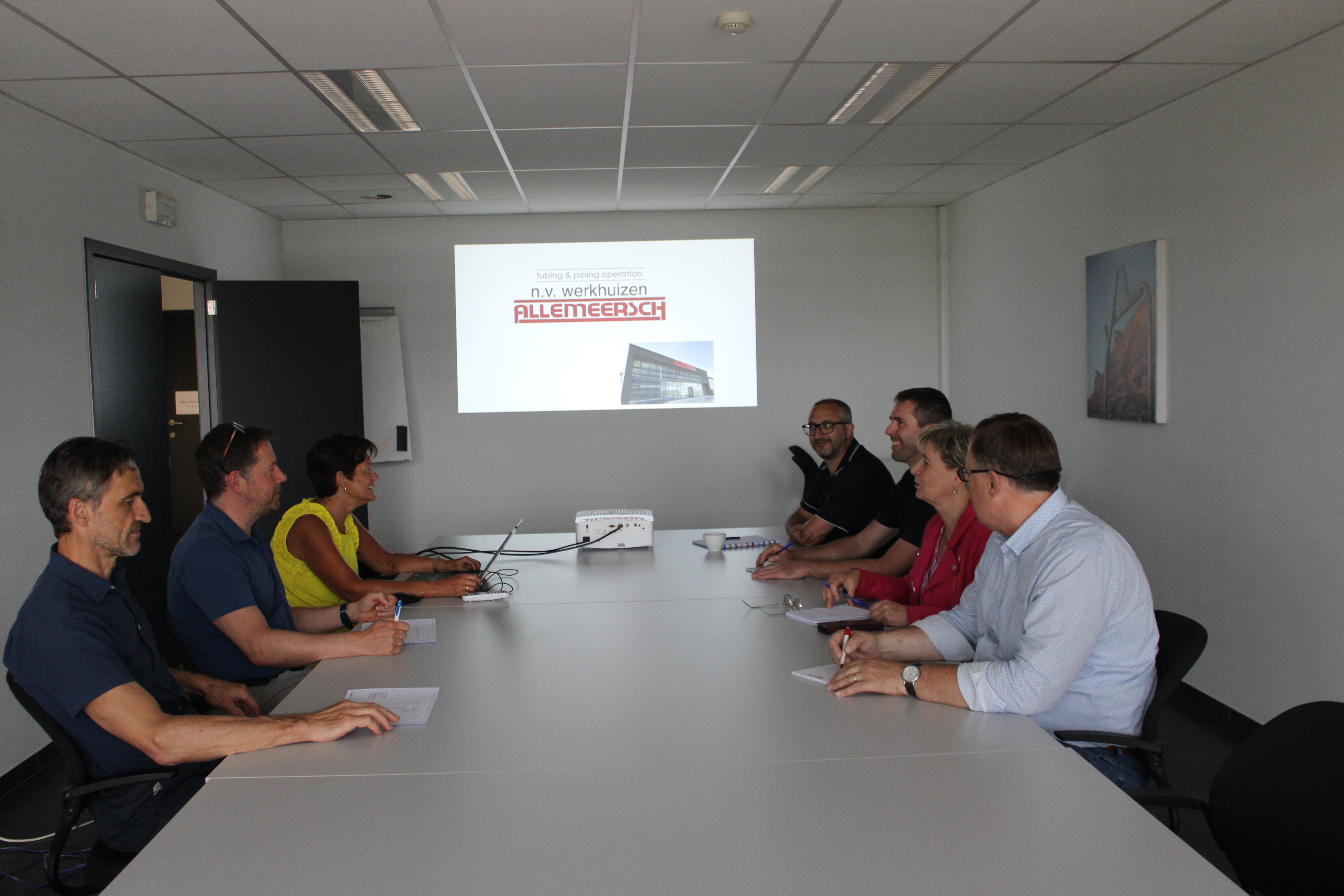 Twee medewerkers van Allemeersch bespreken een technische tekening
