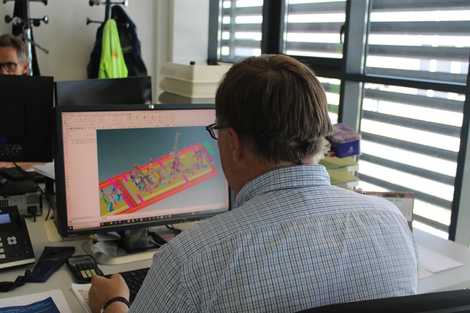 Engineer werkt aan een 3D ontwerp van tooling bij Allemeersch